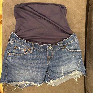 Abercrombie Maternity mom short 3"